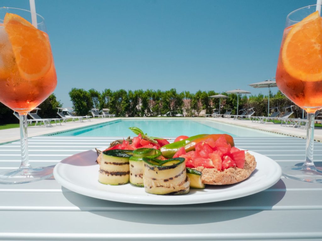 Aperitivo a bordo piscina - resort nel salento